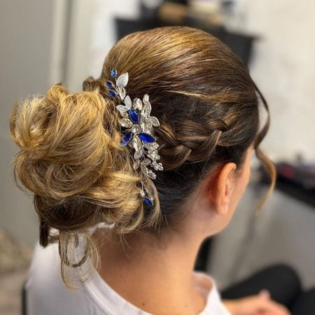 Raccolto basso intrecciato con accessorio gioiello blu e argento