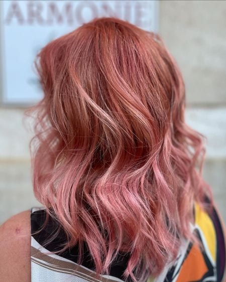 Capelli mossi color rosa corallo