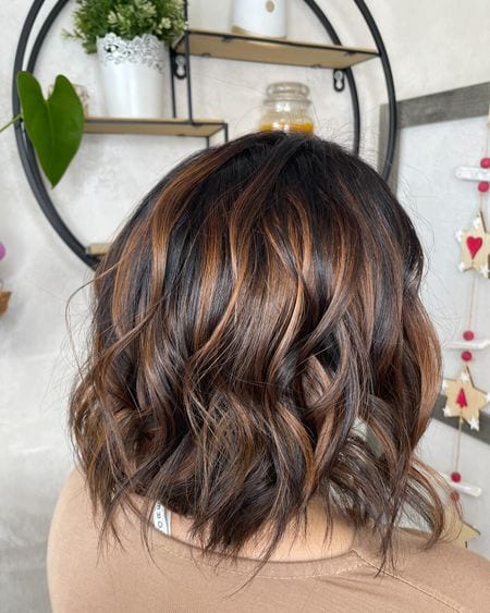 Caschetto mosso con balayage ramato su base scura