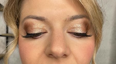 Trucco occhi oro rosa scintillante con ciglia finte