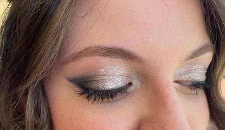 Trucco occhi argento con smokey eye drammatico