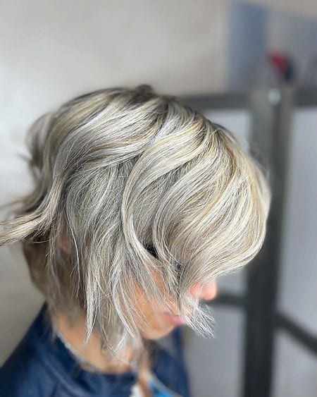 Caschetto corto spettinato con balayage biondo platino