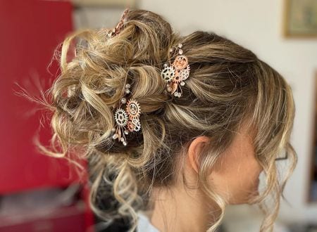Raccolto alto romantico biondo con accessori gioiello dorati