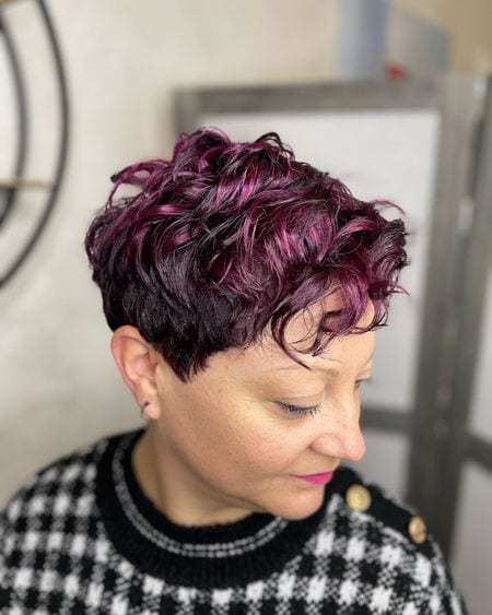 Pixie cut riccio con colore melanzana acceso